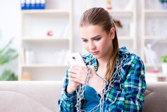 Zbuloni shenjat astrologjike më të fiksuara pas telefonit!
