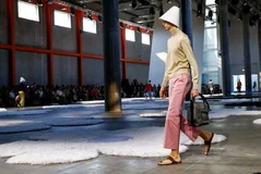 Prada në telashe: Sandalet indiane që u shitën si luksoze