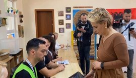 Monika Kryemadhi voton me të birin dhe nënën!