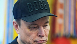 Syri i nxirë i Elon Musk bëhet viral. Ja kush e goditi me grusht!