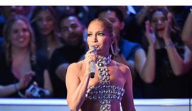 Foto/ Jennifer Lopez vesh vetëm diamante në skenë!