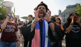 Trump pezullon vizat për studentët e huaj në Harvard.