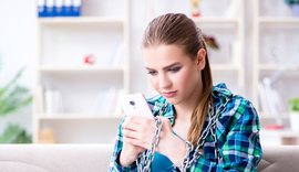 Zbuloni shenjat astrologjike më të fiksuara pas telefonit!