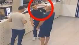 Video/ Efektivi dhe miku i tij dhunojnë kamerierin 18-vjeçar në