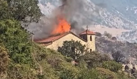 Shpërthejnë 2 bomba në Tepelenë! Digjen kisha e fshatit dhe