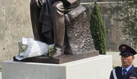 Një monument për poetin në qytetin me buste heronjsh!