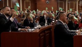 Mazhoranca voton 4 rezolutat e ditës, opozita protestë në Kuvend