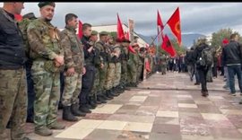 Veteranët e UÇK-së rreshtohen para memorialit, nderojnë
