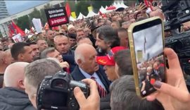 Ish-presidenti Alfred Moisiu mbërrin në shesh për protestën
