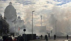 Video/ Zjarr dhe të shtëna me armë zjarri jashtë parlamentit