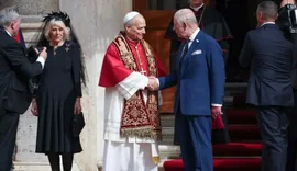 Moment historik pas 500 vitesh. Mbreti Charles lutet me Papën Leo