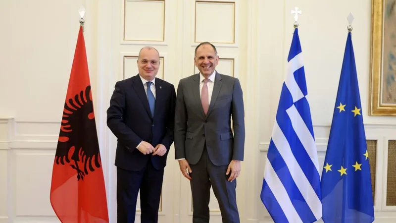 Ministri i Jashtëm grek në Tiranë: Ju mbështesim për