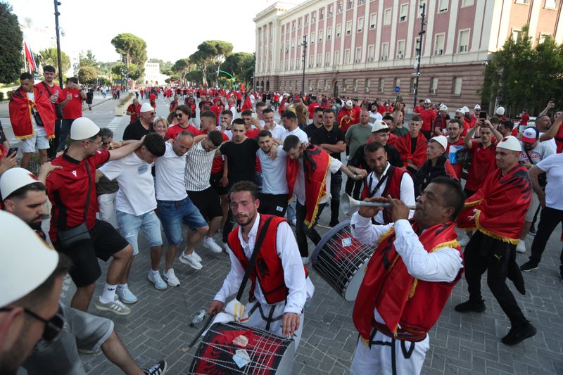 Tifozët kuqezi pushtojnë rrugët e Tiranës!