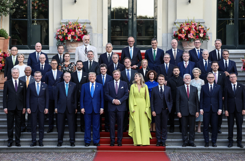 Darka mbretërore para Samitit të NATO-s në Holandë,