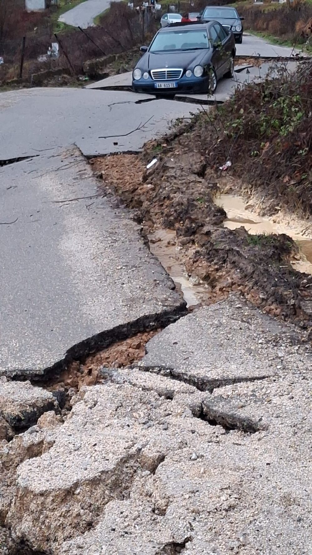 Moti i keq n&euml; Pogradec, rr&euml;shqet rruga n&euml; Dardhas