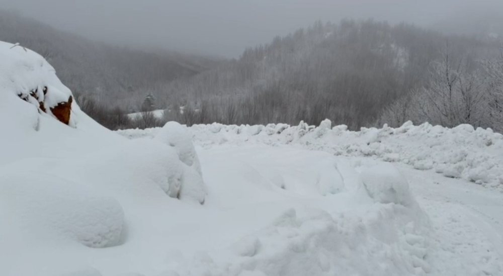 Moti i keq Kor&ccedil;&euml;, rrug&euml;t e hapura, qindra familje pa energji
