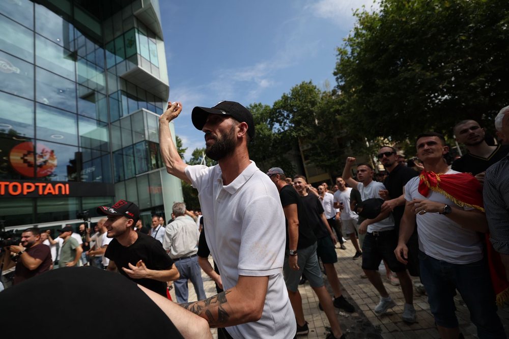 Protest&euml; me tensione para Kuvendit, p&euml;rplasje me policin&euml; dhe mbi