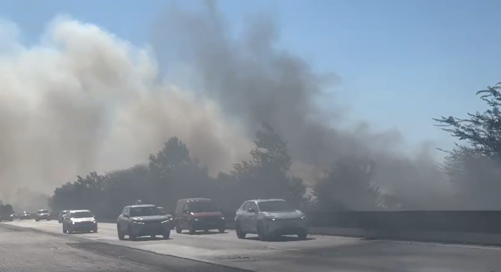 Bllokohet autostrada Durr&euml;s-Tiran&euml;, mbulohet nga tymi i zjarrit