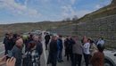 Banorët e fshatit Kalivaç bllokojnë aksin e ri Qukës-Qafë Plloçë, kërkojnë nd...