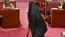 Me burka në Parlament kërkon ndalimin e tyre, kritikohet ashpër senatorja aus...