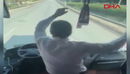 Shoferi i autobusit lë timonin dhe hedh valle me tifozët, videoja virale zemë...