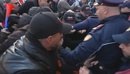 3 orë protestë e përplasje para kryeministrisë, shoqërohen në polici 4 aktivi...