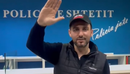 “Mora medalje”- Lapaj shfaqet brenda Komisariatit të Policisë pas protestës: ...