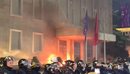 Përshkallëzohet situata, hidhet molotov në derën e kryeministrisë, shoqërohet...