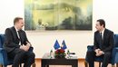 Kurti të dërguarit të BE-së: Serbia të dorëzojë kryeterroristin Radojçiç...