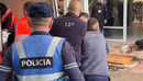 Vrau një polic dhe plagosi një tjetër, autori mbërrin në spitalin e Korçës...