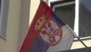 Largohet flamuri i Serbisë në Qendrën e Votimit në Pejë