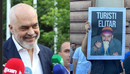 “Revolucioni imgjinar i flamingove”, Rama poston pankarta me meme nga protest...