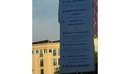 Pankarta me kërkesa e protestuesve: Qeveri e re, rrënjësisht! Mandat 1-2 vjeç...
