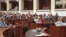 Protesta shkon në Kuvend, opozitarët këndojnë koret, Balla: Projekti do të bë...
