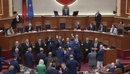 Seanca rinis me tensione, demokratët nuk lëshojnë foltoren
