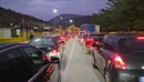 Radhë kilometrike në Kapshticë, mbi 21 mijë udhëtarë kaluan kufirin në pesë d...