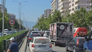  Parkimet në Vlorë, makinat në trotuare, njerëzit ecin në rrugë