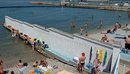 “Burrat veç, gratë veç”, sherr në plazhin e vetëm të ndarë sipas gjinisë në E...