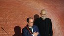 Rama i akordon Medaljen e Artë të Mirënjohjes Publike ish-presidentit të Fran...