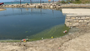 Ujërat e zeza derdhen në det pranë plazhit publik në zonën e Shkëmbit të Kava...