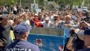 “Këtu e keni vendin”, Protestuesit rrethojnë Kuvendin, vendosin kosha plehras...