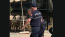 Balla poston foton e policit të gjakosur: Kush ngre dorë ndaj policisë, ka ng...