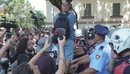 8 të shoqëruar dhe 3 efektivë të plagosur, protestuesit shkojnë në dy komisar...