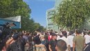 23 protestues të shoqëruar, 9 policë të lënduar, protesta para Parlamentit pë...