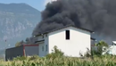 Zjarr në një varrezë makinash në Kamëz, shtëllunga të mëdha tymi mbulojnë zon...