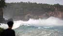Supertajfuni Bavi godet Paqësorin, erëra deri në 315 km/orë, evakuime masive ...