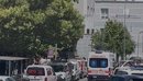 Protestuesi i ndaluar nuk u ndje mirë, mbërrin ambulanca në Gjykatën e Tiranë...