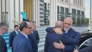 Takimi dypalësh në Ankara. Erdogan pret Ramën me shtrëngim duarsh, e përcjell...