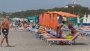 Rreziku nga dielli, ekspertët: Frekuentoni plazhin në orët kur rrezatimi nuk ...