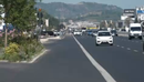  Kursejnë kohën, rrezikojnë jetën, këmbësorët kalojnë mbi barrierat e autostr...